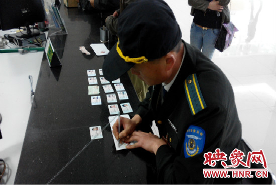 撿到的身份證，巡防隊(duì)員通常是自費(fèi)郵寄給失主。