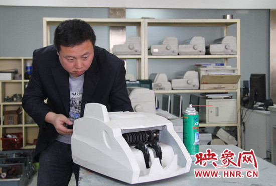 陸涌每天的工作就是和機器“談心”、發(fā)現(xiàn)故障、修好它們。
