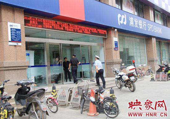 民警趕到現(xiàn)場了解情況。
