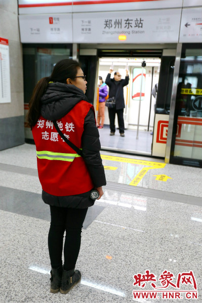 在前期的志愿工作中鄭州地鐵主要與市各大高校合作組建志愿者服務(wù)隊(duì)。
