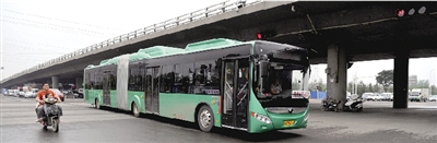 昨日上午，一輛B3快速公交測(cè)試車行駛在西三環(huán)的線路上。
