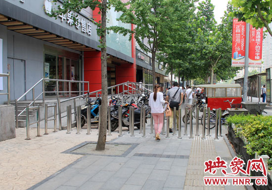 圖中道路左側(cè)的無障礙通道被鋼管隔離,右側(cè)的盲道也被侵占。