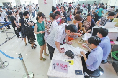 6月30日上午9時20分，鄭州市公安局出入境管理處辦事大廳內(nèi)擠滿前來辦理護(hù)照、簽證的群眾。