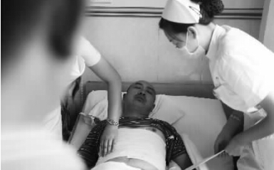昨天，鄭州市第一人民醫(yī)院，被打傷的鄭州管城區(qū)執(zhí)法隊(duì)員唐建偉在接受治療。