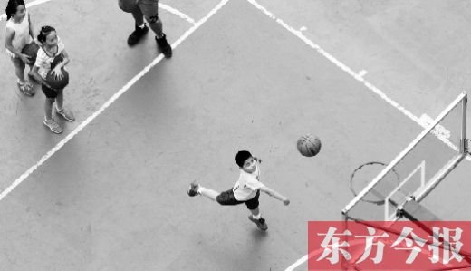7月2日，河南工業(yè)大學籃球場內，幾名孩子正在接受籃球訓練