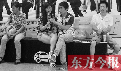 昨天，火車站地一大道納涼點(diǎn)已有許多市民坐在商場(chǎng)的椅子上乘涼