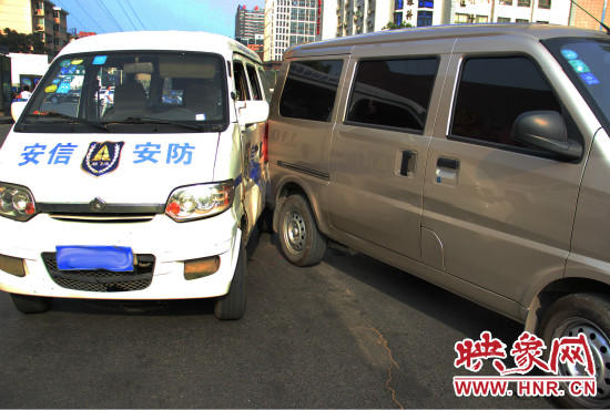 兩輛面包車也被牽連。