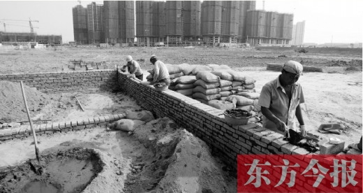 7月8日，鄭州市銀鶯路南端，一處新建的小學和中學剛剛開始動工