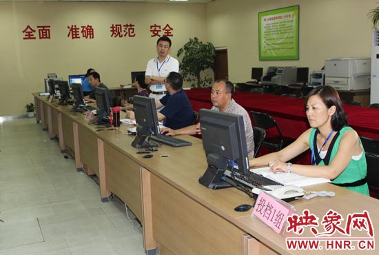 今年我省高招錄取工作正在平穩(wěn)正常開(kāi)展，圖為投檔組工作人員。