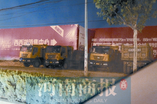 昨夜，記者發(fā)現(xiàn)一些工地外，渣土車們正在“休息”記者 鄧萬里/攝