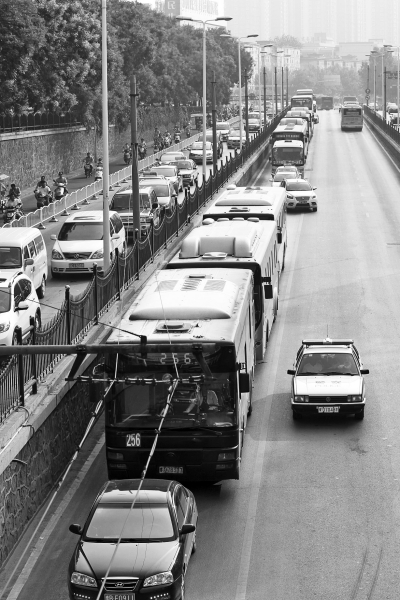 大量的機(jī)動(dòng)車由京廣路向北前行，右拐后涌上中原路地下道。
