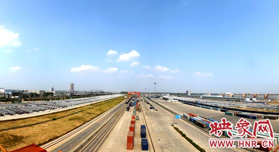 鄭州鐵路集裝箱中心站內(nèi)，滿載貨物的國際班列從這里開出。段晉哲/攝