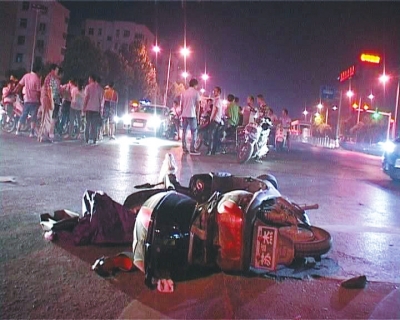 一輛白色無牌奧迪轎車在通過路口時，將一名騎電動車的女子撞飛十多米