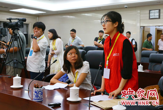 映象網(wǎng)記者就網(wǎng)友關(guān)心熱點(diǎn)問(wèn)題向省教育廳副廳長(zhǎng)尹洪斌提問(wèn)。