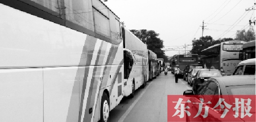 昨日，只能由東向西單行的鄭州市城南路上，闖進(jìn)了由西向東行駛的大巴車(chē)，造成嚴(yán)重交通擁堵