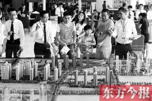 昨天上午，在鄭州市區(qū)一售樓部內(nèi)，看房的顧客比平時多了不少