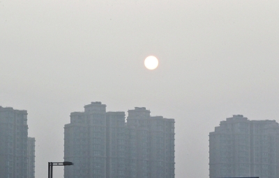 昨天，鄭州市區(qū)，霧霾遮擋的太陽(yáng)像個(gè)月亮。