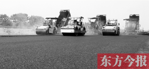 鄭州通航試驗(yàn)區(qū)上街機(jī)場(chǎng)的改擴(kuò)建工程正在緊張施工，寬闊的跑道已經(jīng)基本竣工