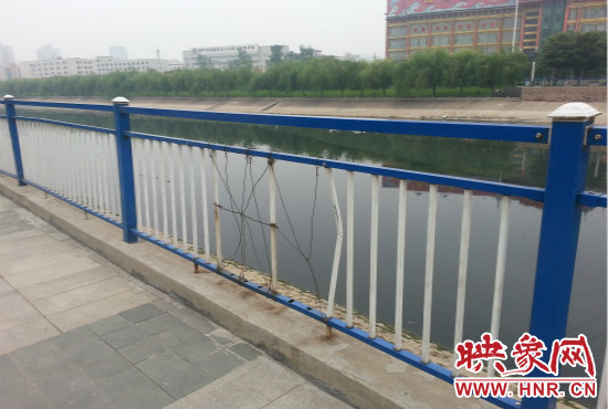公園內(nèi)多個(gè)護(hù)欄中間的鋼筋條不翼而飛，僅僅是用幾根細(xì)細(xì)鐵絲纏住。