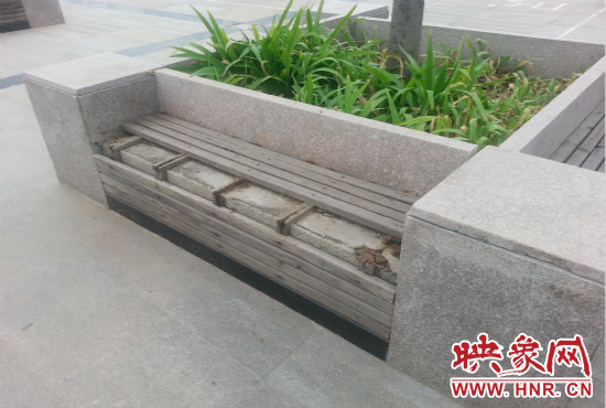 基礎(chǔ)設(shè)施破壞嚴(yán)重，一直無人修理。