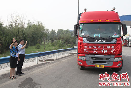 運送救災物質(zhì)的貨車出發(fā),奔赴災區(qū)。