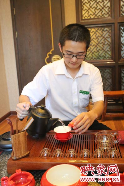 1、水壺里的水煮沸，李克勤把茶葉放進(jìn)茶荷里，準(zhǔn)備溫杯沖茶