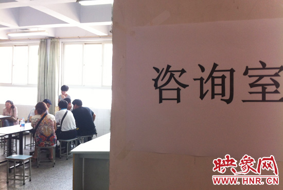 在金水區(qū)教體局設(shè)立的“復(fù)議”現(xiàn)場(chǎng)，家長(zhǎng)們提出了各式各樣的問(wèn)題。