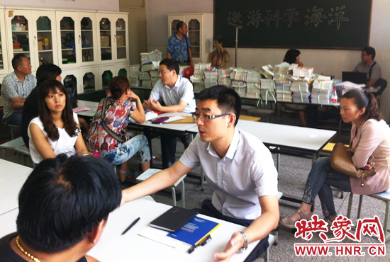 各區(qū)受理咨詢的教育部門(mén)工作人員對(duì)于提出的問(wèn)題一一作出解答。