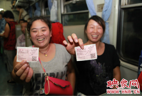 進(jìn)疆棉農(nóng)展示前往烏魯木齊的車票。