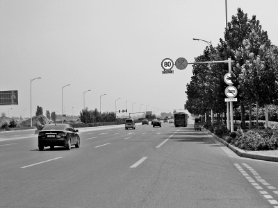 走訪鄭開(kāi)大道，記者發(fā)現(xiàn)路上的限速標(biāo)志已明顯減少。