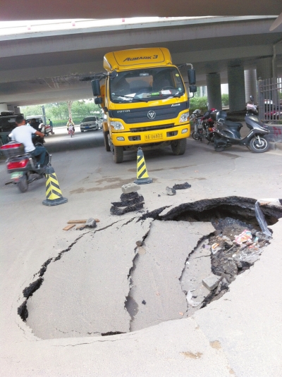 西三環(huán)建設路立交橋下第三次塌陷