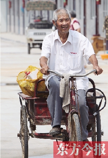 83歲的胡新有老人每天下午都騎著三輪車出門撿廢品，換的錢都捐了出去