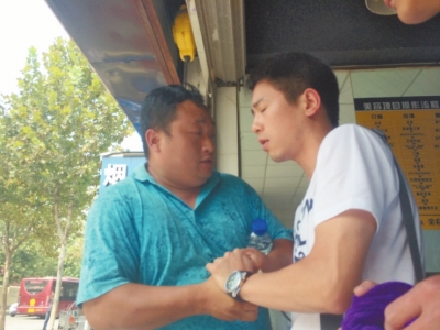 記者正查看照片，突遭藍(lán)衣男強(qiáng)搶手機(jī)。