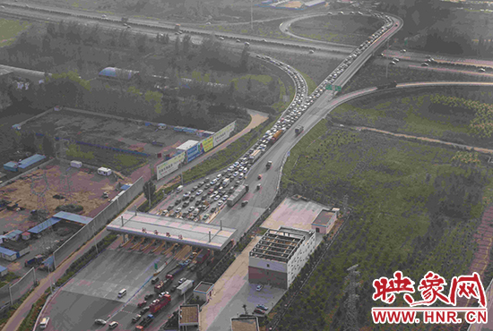 圖為鄭州環(huán)城高速航海路上下口，已經(jīng)出現(xiàn)車輛排隊情況。