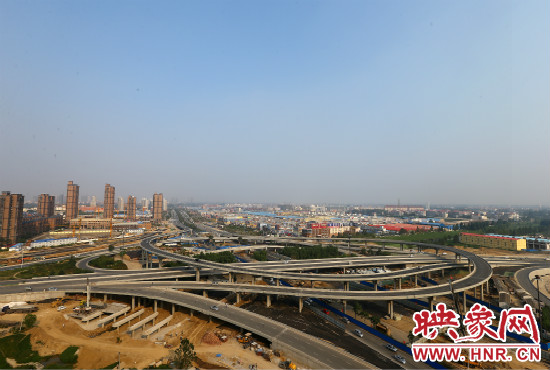 中州大道與南三環(huán)相接的立交橋，預(yù)計(jì)明年將建成通車。