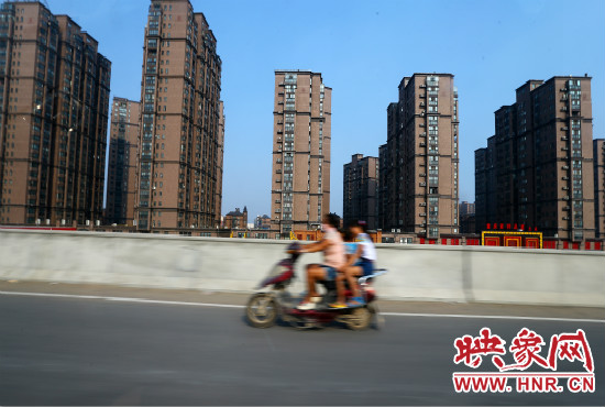 三環(huán)快速路開通后，仍有一些電動(dòng)車違規(guī)上橋。