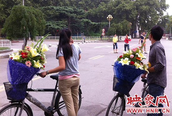 在鄭州大學(xué)南校區(qū)，有不少學(xué)生三五成群，手捧鮮花。