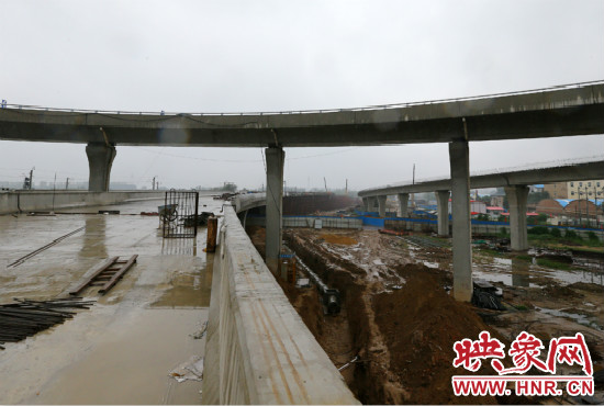 京廣快速路二期北延工程北三環(huán)京廣路立交橋雛形顯現(xiàn)。