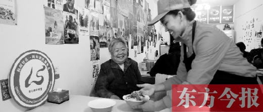 9月29日，輕院社區(qū)的“空巢老人”荊阿姨在一家飯店免費(fèi)吃午餐