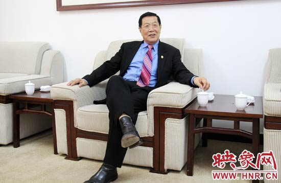 以精湛讀到的刑偵鑒識(shí)技術(shù)享譽(yù)國(guó)際的李昌鈺博士，被譽(yù)為“當(dāng)代福爾摩斯”。