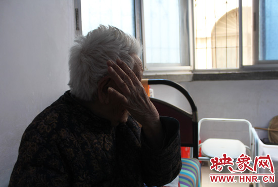 說(shuō)起敬老院要搬遷,老太太忍不住流眼淚。