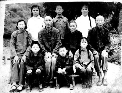 1970年，何兆勝一家人在荊門合影，中排左二為何兆勝。