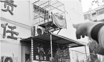發(fā)生矛盾的一二樓鄰居，喇叭就安裝在二樓窗口。