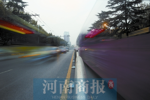 如今的建設(shè)路拓寬了不少，各種車輛川流不息（照片為多次曝光合成）