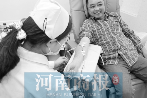 昨天，有市民看了商報報道后，前往獻血點獻血 記者 張郁/攝
