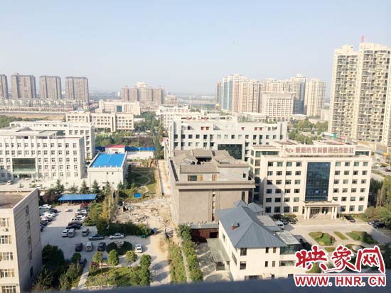 一座4層的建筑樓頂蓋上了四合院。
