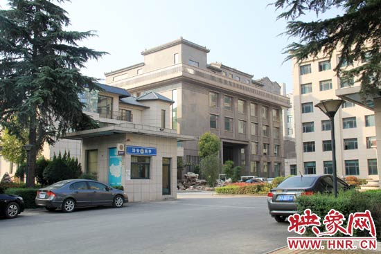 據(jù)這座建筑的一名工作人員稱，整座建筑為海龍集團所有，房屋建成之后用作公司紅木家具展示。