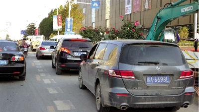 中原路華山路口，花壇擋了進(jìn)入地下商場(chǎng)的車流