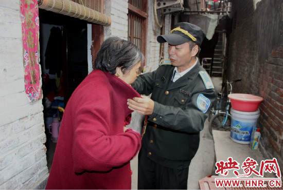 一馬路社區(qū)的巡防隊員們經(jīng)常前來幫助老人。