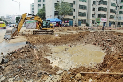 漢江路與行云路口，施工挖斷天然氣管道。
